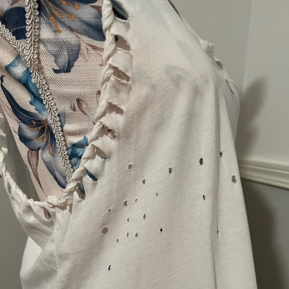 Distressed twisted tank - Picture 6 of 11